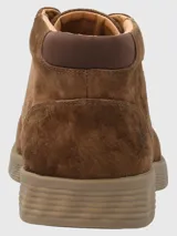 Bota de caña media color marrón de gamuza, con cordones y suela plana.