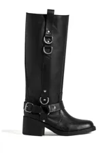 Bota de cuero negra de caña alta con hebillas y apliques metálicos.