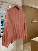 Sweater tejido negro con cuello redondo y diseño de ochos.