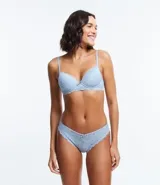 Soutien femenino modelo base con relleno hueco, confeccionado en encaje rústico. Posee tirantes finos ajustables y un pequeño lazo con medalla aplicada en el centro.