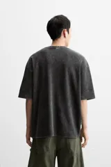 Camiseta azul con efecto lavado, corte holgado, cuello redondo y mangas cortas.
