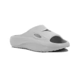 Sandalias tipo ojotas Diadora Sandals Agia, color gris claro con logo negro en la tira.