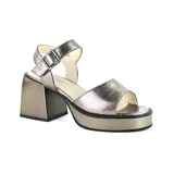 Sandalias negras de charol con plataforma y taco cuadrado. Tira delantera ancha y pulsera con hebilla al tobillo.