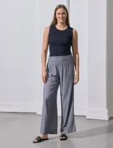 Pantalón ancho de lino, color azul con estampado de flores pequeñas, con pretina ancha en punto smock.