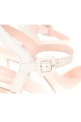 Sandalias color crema con plataforma y tacón cuadrado. Tiras anchas sobre los dedos y tobillo con hebilla ajustable.