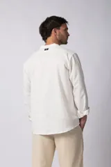 Camisa de lino negra con cuello mao y mangas largas.