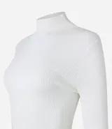 Vestido de punto blanco, manga larga, con cuello alto y corte evasé.