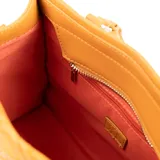 Cartera tote color suela con diseño rectangular en símil cuero y logotipo de XL Extra Large bordado en la parte frontal. Tiene acceso con cierre, un bolsillo interno con cierre, un bolsillo interno abierto, un bolsillo externo con cierre, correa regulable, herrajes plateados y un compartimiento. El interior está forrado en tela de algodón y poliéster.