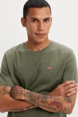 Remera verde oliva de corte clásico con logo de Levi's en el pecho.