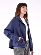 Campera con capucha color azul marino, con cierre frontal y cordones ajustables.