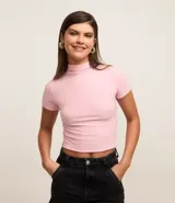 Blusa corta rosa de rib, con cuello alto y mangas cortas.