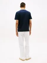 Remera azul marino de algodón con cuello redondo y logo bordado en el pecho.