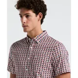 Camisa de hombre de manga corta con estampado geométrico abstracto en tonos rojo, azul y blanco.