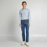 Camisa de vestir celeste con estampado de lunares pequeños, de corte clásico, manga larga y cuello italiano. Cierre frontal con botones.