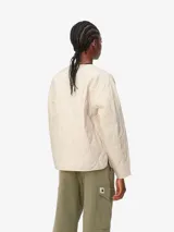 Campera con estampado de camuflaje, sin cuello y con cierre de botones a presión. Tiene tres bolsillos delanteros, uno de ellos con una etiqueta cuadrada tejida.