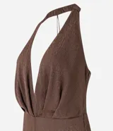 Mono pantalón largo de satén texturizado color marrón chocolate, con escote halter y espalda descubierta.