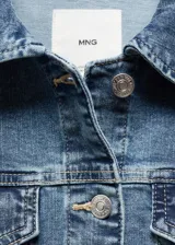 Chaqueta de jean de corte clásico, con cierre frontal y bolsillos en el pecho.