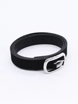 Cinto negro con hebilla rectangular plateada.