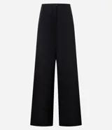 Pantalón de vestir negro de corte recto, sin cintura, con pinzas delanteras y cierre con cremallera y gancho.