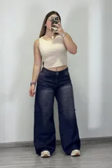 Pantalón de jean azul oscuro con efecto lavado, corte amplio y tiro medio.