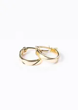 Par de aros tipo argolla de acero quirúrgico dorado con cierre clip y diseño labrado.