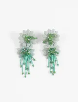 Aros largos colgantes con forma de flor gris y mostacillas verdes.