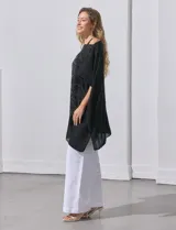 Poncho negro de gasa con apliques de brillos, de la marca Jessica Mc Clintock.