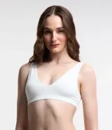 Soutien top blanco de microfibra con textura acanalada, breteles anchos y copas desmontables.
