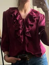 Camisa color borgoña con cuello en V y volados en el frente.