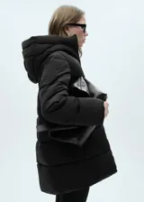 Campera puffer larga color beige, con capucha, cierre frontal con cremallera y bolsillos laterales con cierre.