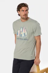 Remera de manga corta color beige jaspeado con cuello redondo. Presenta un estampado frontal de veleros en tonos azules y rosados, con el texto "LEGKY ORIGINAL BRAND SAILING" debajo.