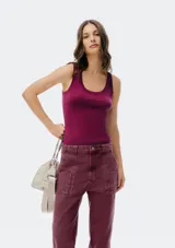 Musculosa negra de tirantes anchos, con ajuste al cuerpo y escote redondo.