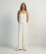 Pantalón pantalona color blanco, de crepé, con cintura mediana, botón y pliegues delanteros.