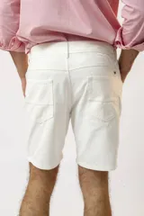 Bermuda de jean blanca, corte a la rodilla.