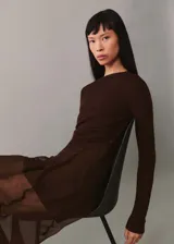 Buzo marrón de punto fino con diseño semitransparente, cuello Perkins, cierre de botones laterales y abertura lateral. Corte estándar y mangas largas.