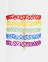 Set de cinco chokers elásticos tipo tattoo de colores del arcoíris con dije dorado en forma de corazón.