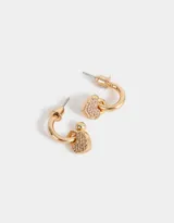 Aros argolla bañados en oro con dijes de corazones con cubic zirconia.