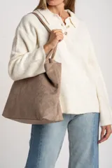 Sweater de tejido de punto grueso, color marrón y azul marino, con diseño de rayas horizontales anchas. Presenta cuello polo y abertura frontal con dos botones nacarados.