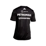 Camiseta negra de manga corta con cuello redondo, con logos de Mercedes AMG Petronas F1 Team y sponsors estampados en el frente y las mangas. Presenta las tres rayas blancas de Adidas en los hombros.