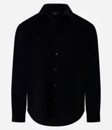 Camisa blanca de manga larga, confeccionada en terciopelo con cuello clásico y bolsillos frontales.