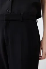 Pantalón sastrero negro de corte recto.