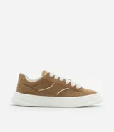 Championes de skate color marrón, confeccionados en material sintético con cordones anchos blancos, suela alta blanca y detalles contrastantes en los laterales.