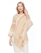 Poncho de tejido de punto color beige y salmón con diseño de rayas diagonales y cuello en V. Presenta terminación con flecos en el ruedo.