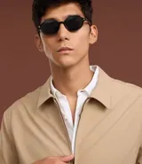 Campera masculina color marrón confeccionada en sarga, con cuello inglés, cierre de cremallera frontal, manga larga y bolsillos con detalles.