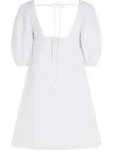 Vestido blanco de algodón orgánico hasta la rodilla, con escote cuadrado, mangas abullonadas y espalda descubierta.