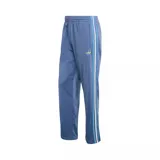 Pantalón deportivo Adidas Firebird de tejido liso, color azul claro, con cintura elástica y tres franjas laterales en tonos de azul y blanco. Presenta un bolsillo lateral con cierre y el logo del trébol dorado bordado en el muslo.