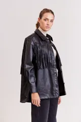 Campera negra simil cuero con flecos en el frente, cuello clásico, cierre con botones a presión y corte holgado.