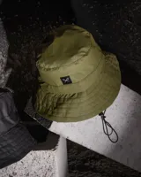 Piluso verde militar con cordón ajustable.