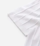 Remera de manga corta color marrón, con cuello redondo y textura acanalada vertical. Confeccionada en viscosa y poliamida.