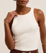 Musculosa blanca de algodón con cuello redondo y sisas anchas.